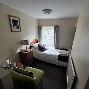 Oyo Cocketts 3*, Hawes United Kingdom